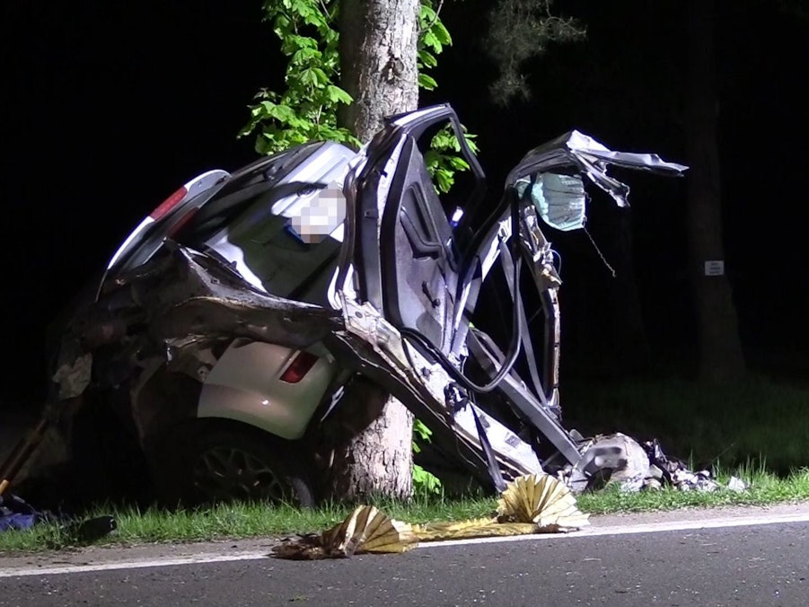 Junge Autofahrerin stirbt bei Unfall