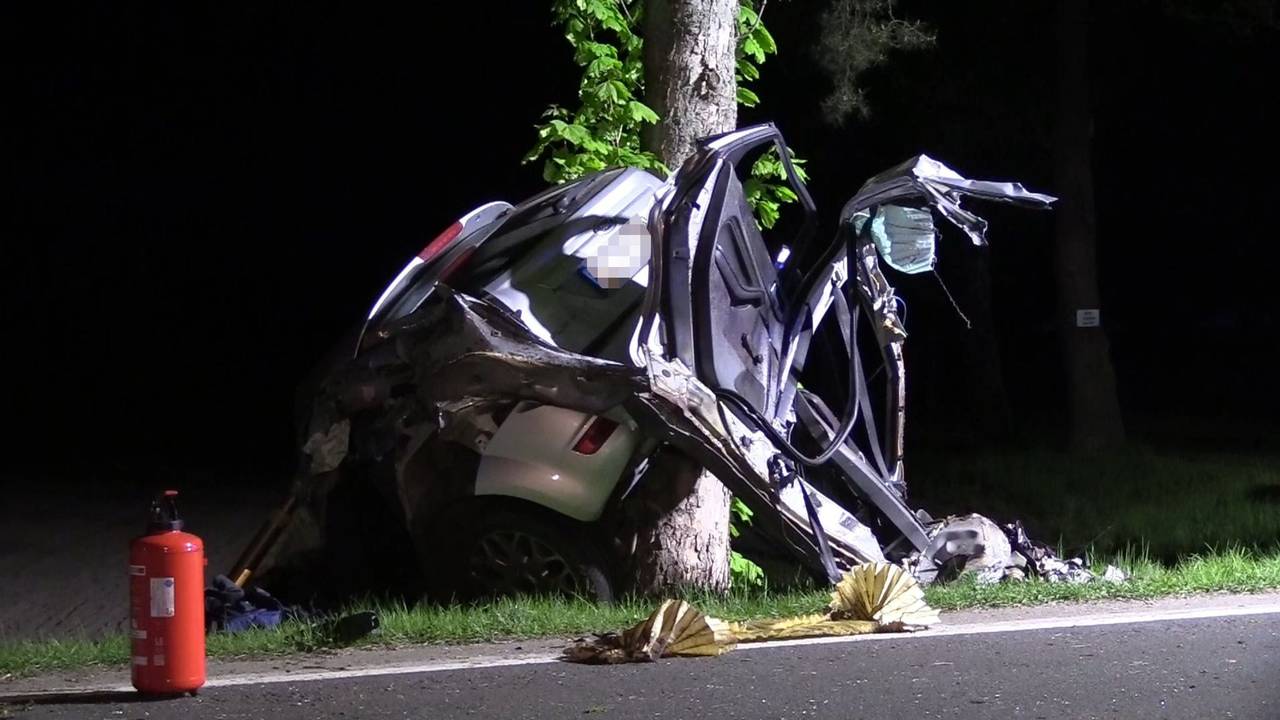 Junge Autofahrerin stirbt bei Unfall
