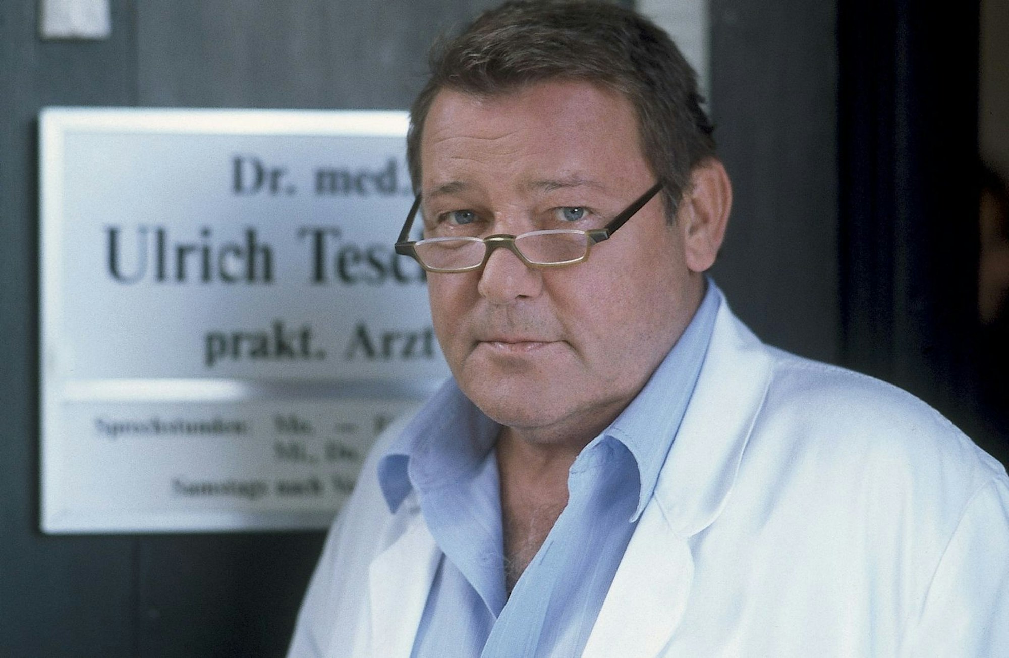 Er übernahm die Praxis nach dem Tod von Dr. Karsten Mattiesen und war 17 Jahre lang „Der Landarzt“: Walter Plathe als Dr. Ulrich Teschner. (Bild: ZDF / Herbert Began)