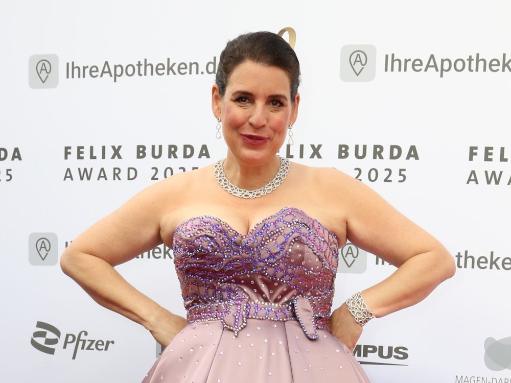 Elena Uhlig, hier bei der Verleihung der Felix Burda Awards am 9. Mai 2025 in Berlin, ist mit ihrer Figur zufrieden. Trotzdem hat sich die Schauspielerin eine Abnehmspritze verschrieben lassen - aus gesundheitlichen Gründen, wie sie sagt. (Bild: 2025 Getty Images/Adam Berry)