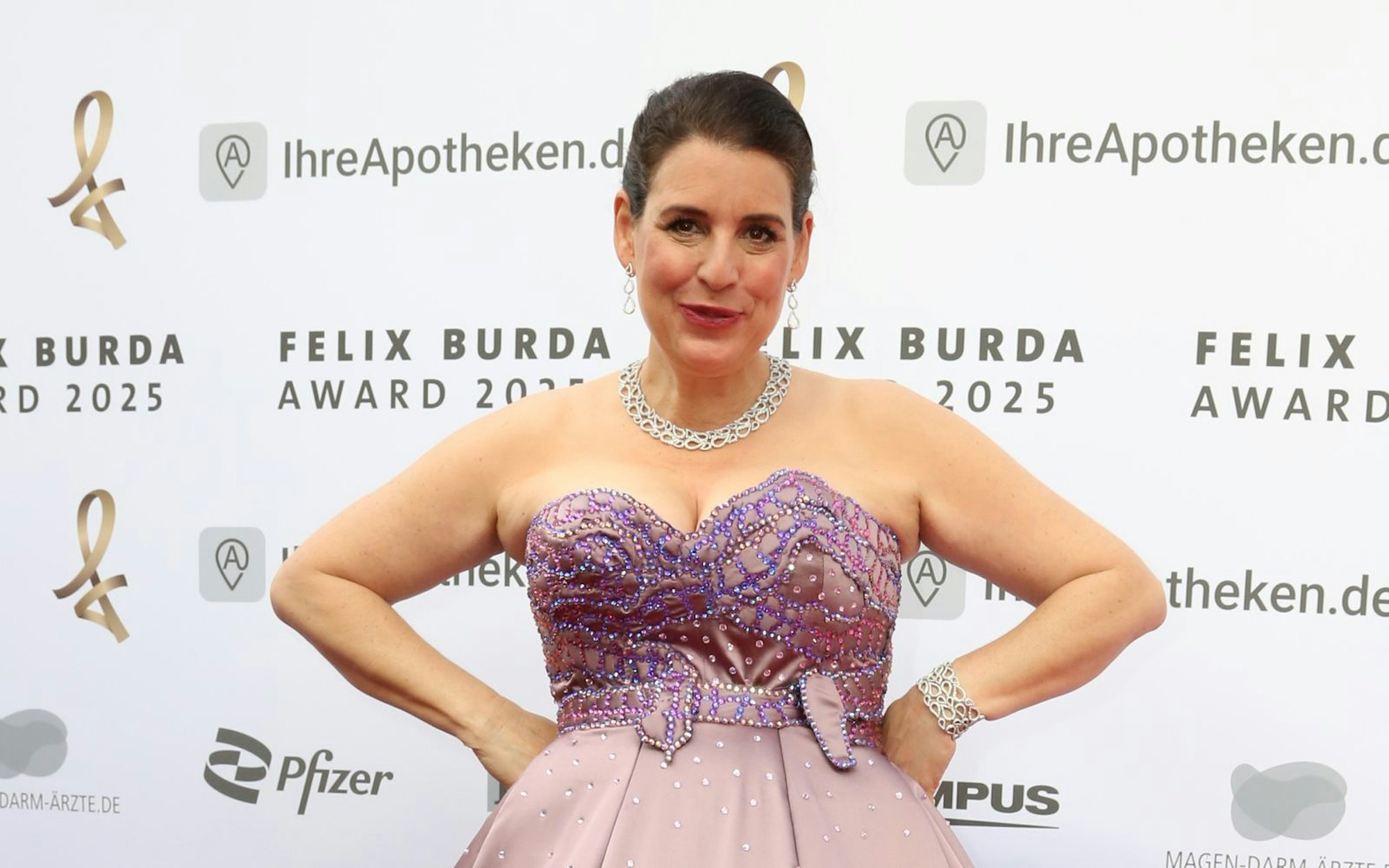 Elena Uhlig, hier bei der Verleihung der Felix Burda Awards am 9. Mai 2025 in Berlin, ist mit ihrer Figur zufrieden. Trotzdem hat sich die Schauspielerin eine Abnehmspritze verschrieben lassen - aus gesundheitlichen Gründen, wie sie sagt. (Bild: 2025 Getty Images/Adam Berry)