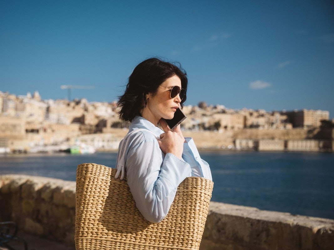 MI6-Agentin Kate Henderson (Gemma Arterton) leitet in der Serie „Secret Service“ ein Team, das den Chef des russischen Geheimdienstes im Urlaub auf Malta überwacht. Dabei treten verstörende Hinweise auf einen Maulwurf in höchsten britischen Regierungskreisen auf. (Bild: Potboiler Productions & All3Media International)