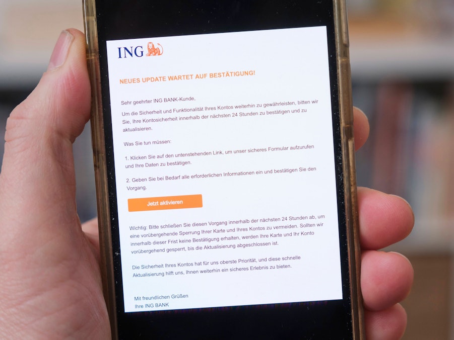 Hand hält Smartphone mit Text auf dem Bildschirm