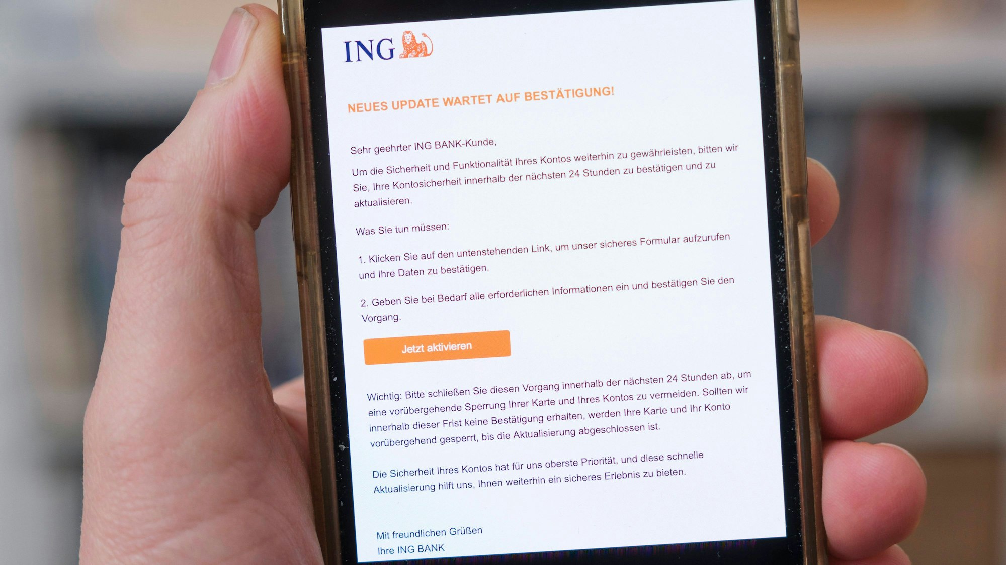 Hand hält Smartphone mit Text auf dem Bildschirm