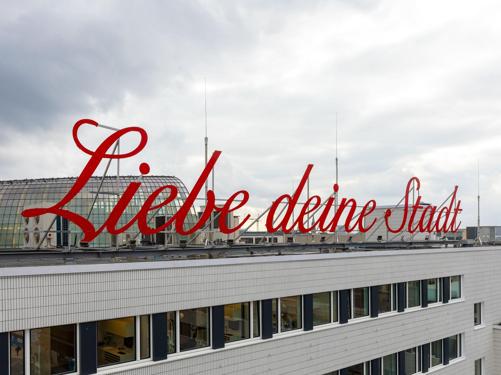 Der „Liebe deine Stadt“-Schriftzug über der Nord-Süd-Fahrt.