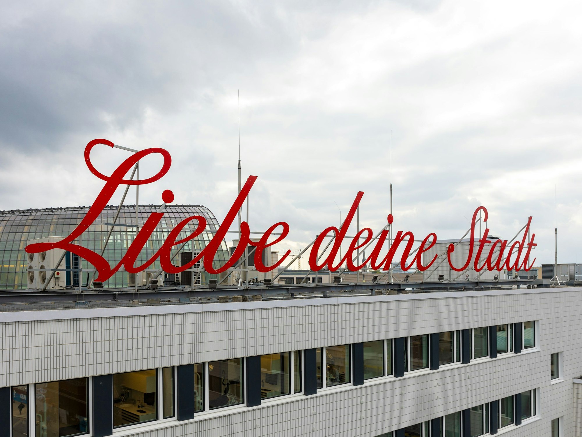 Der „Liebe deine Stadt“-Schriftzug über der Nord-Süd-Fahrt.