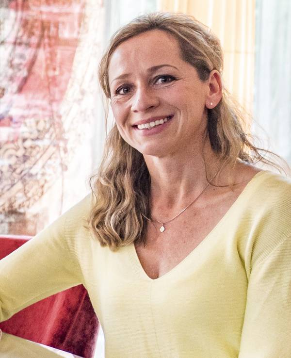 Tamina Kallert posiert und lacht.