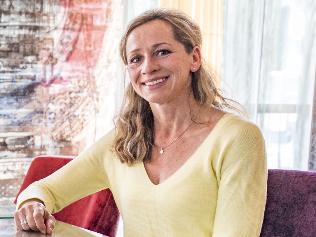 Tamina Kallert posiert und lacht.