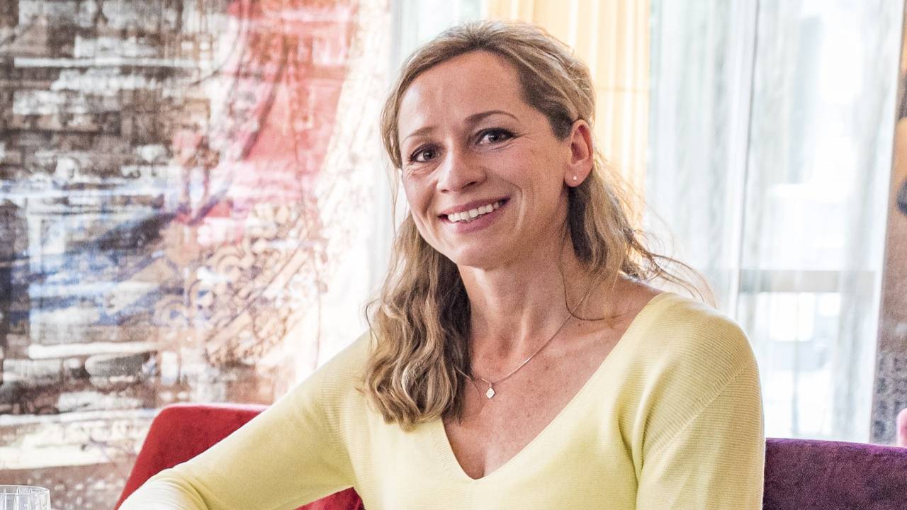 Tamina Kallert posiert und lacht.