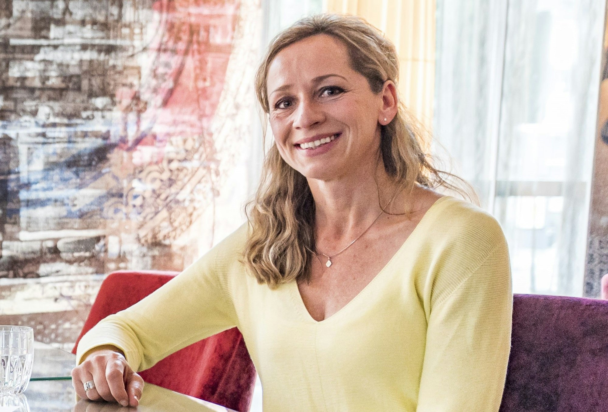 Tamina Kallert posiert und lacht.