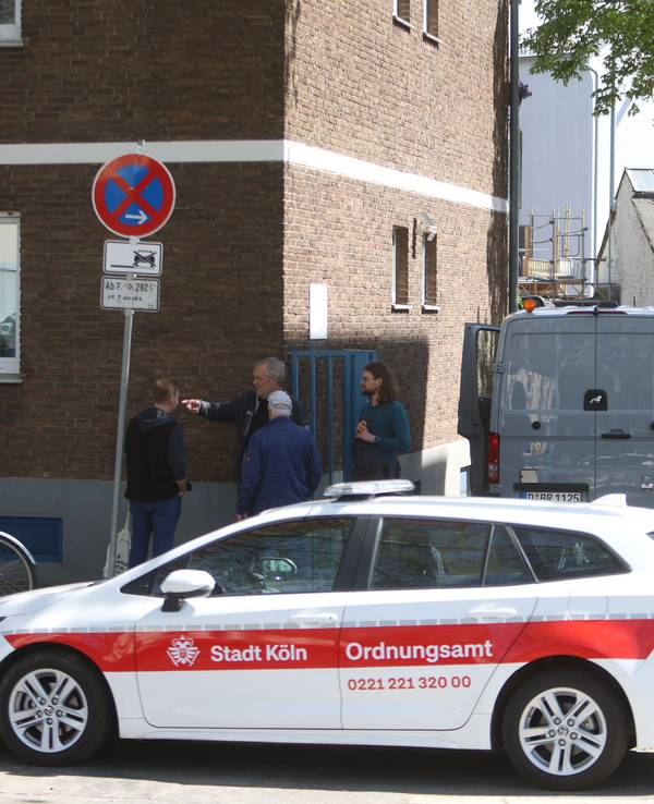 Bei Bauarbeiten wurde in Köln-Niehl ein Bombenblindgänger aus dem Zweiten Weltkrieg gefunden. Das Ordnungsamt ist vor Ort.