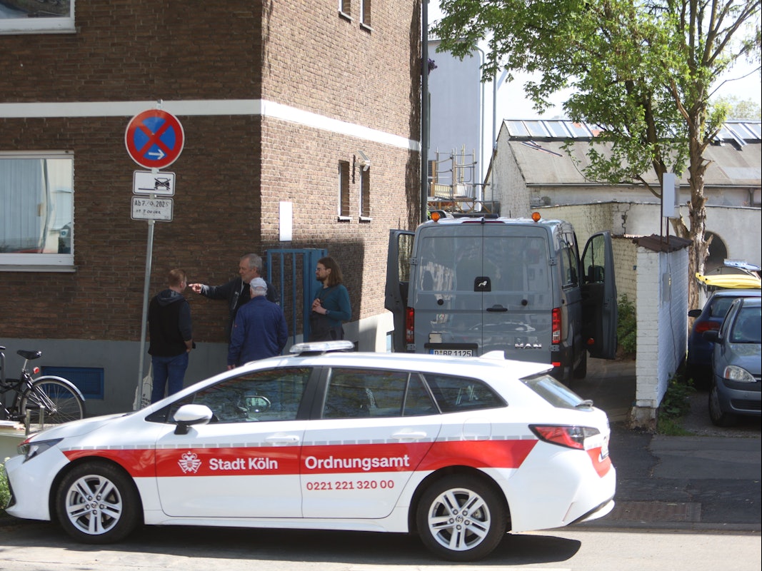 Bei Bauarbeiten wurde in Köln-Niehl ein Bombenblindgänger aus dem Zweiten Weltkrieg gefunden. Das Ordnungsamt ist vor Ort.