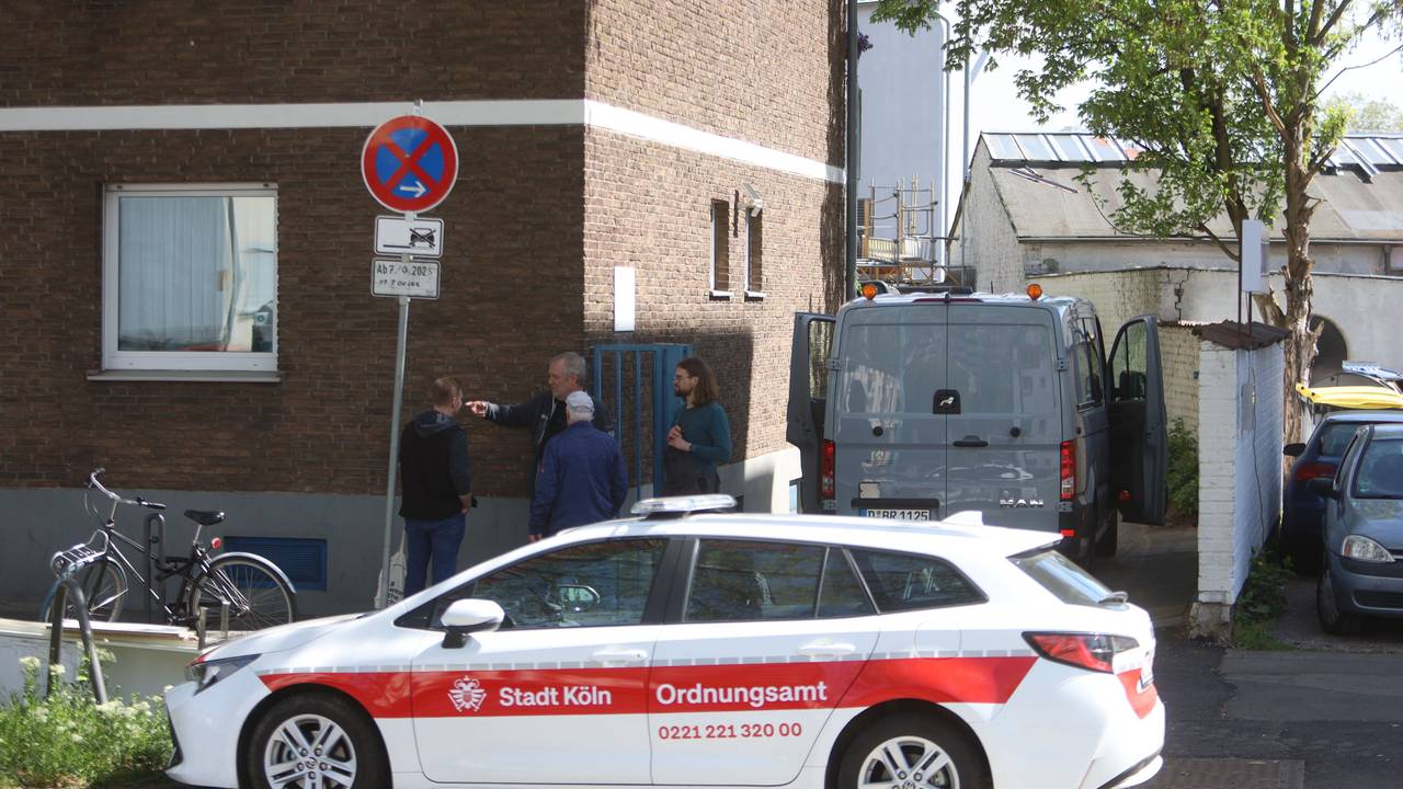 Bei Bauarbeiten wurde in Köln-Niehl ein Bombenblindgänger aus dem Zweiten Weltkrieg gefunden. Das Ordnungsamt ist vor Ort.