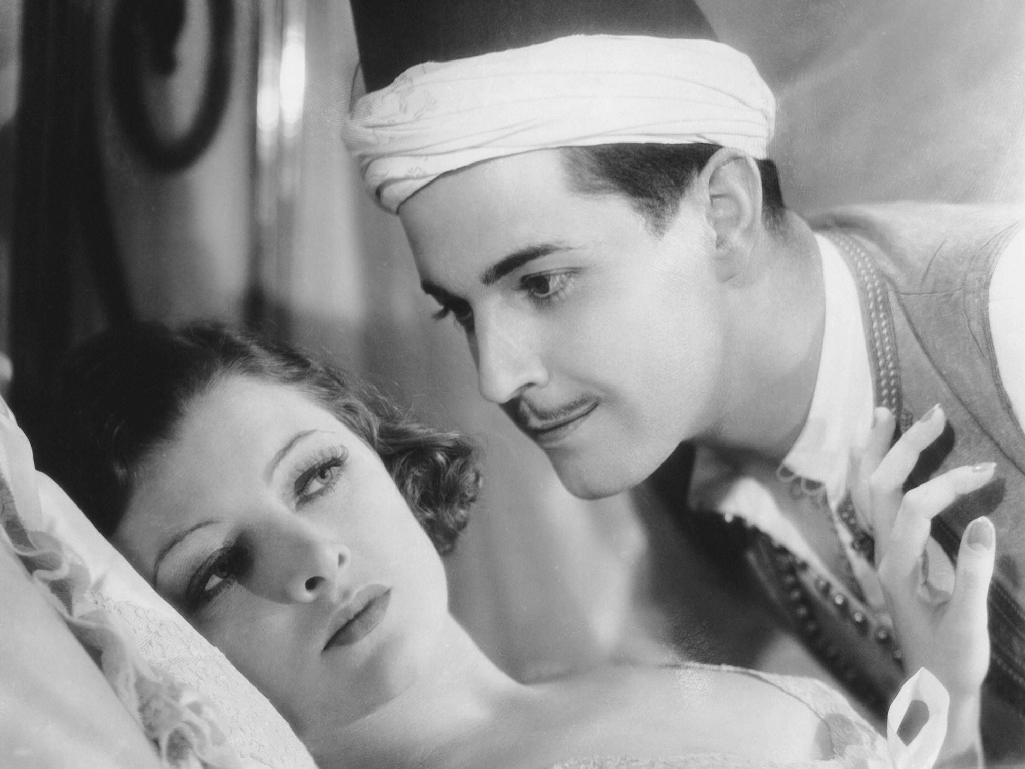 Ramón Novarro neben Myrna Loy in „Liebeslied der Wüste“.