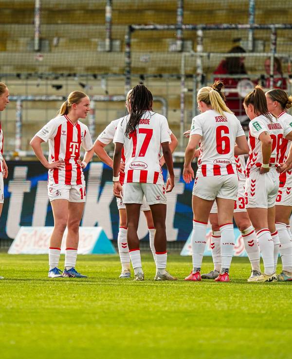 Die Spielerinnen des 1. FC Köln stehen zusammen.