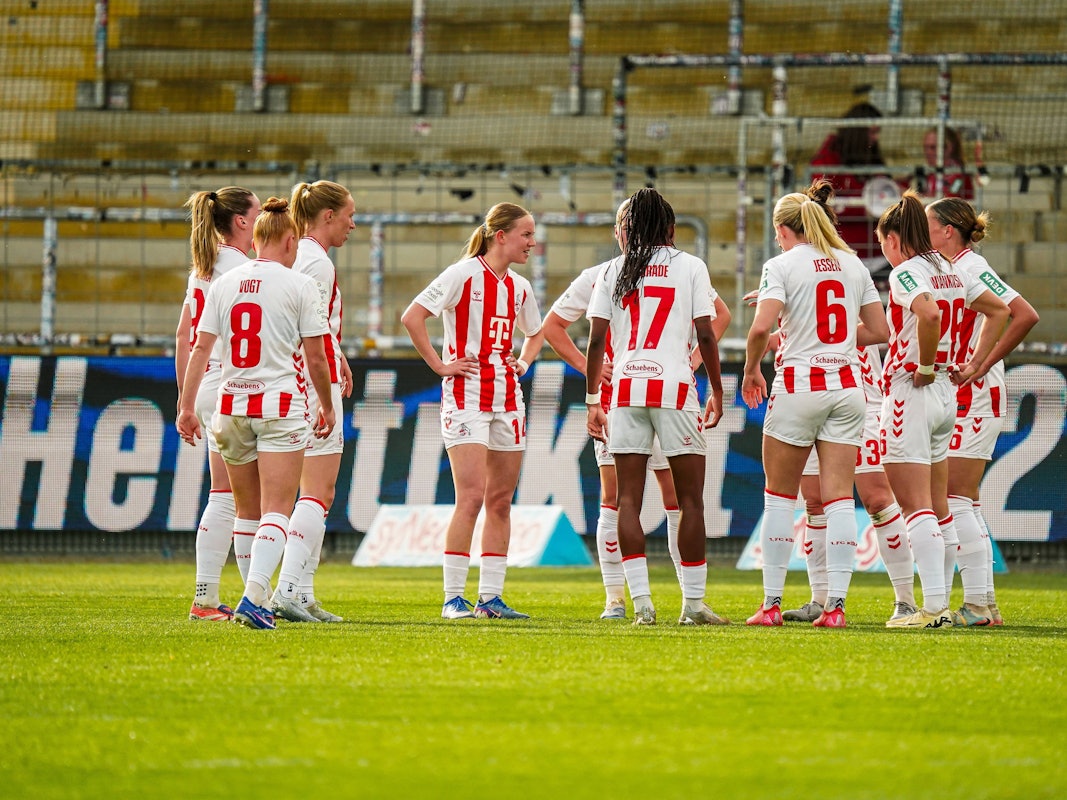 Die Spielerinnen des 1. FC Köln stehen zusammen.