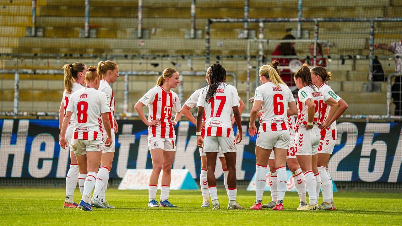 Die Spielerinnen des 1. FC Köln stehen zusammen.