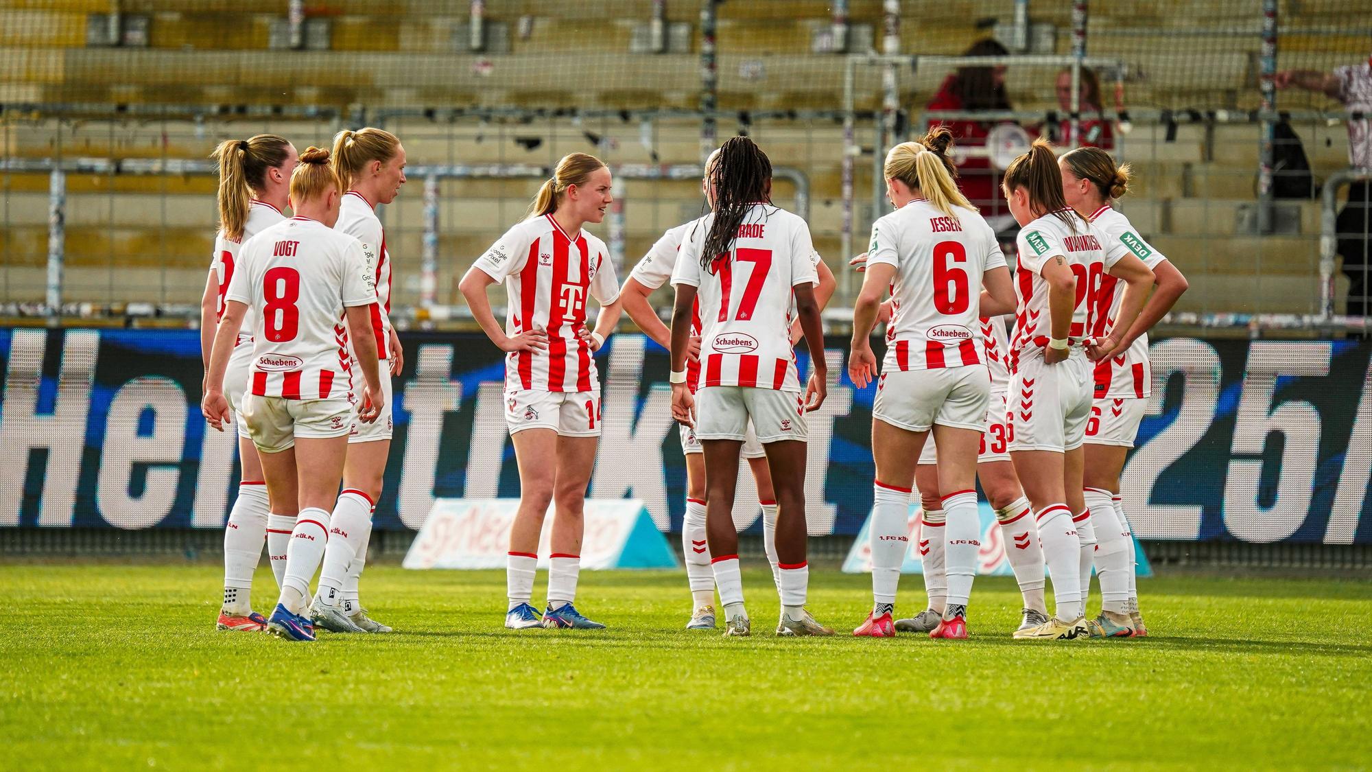 Die Spielerinnen des 1. FC Köln stehen zusammen.