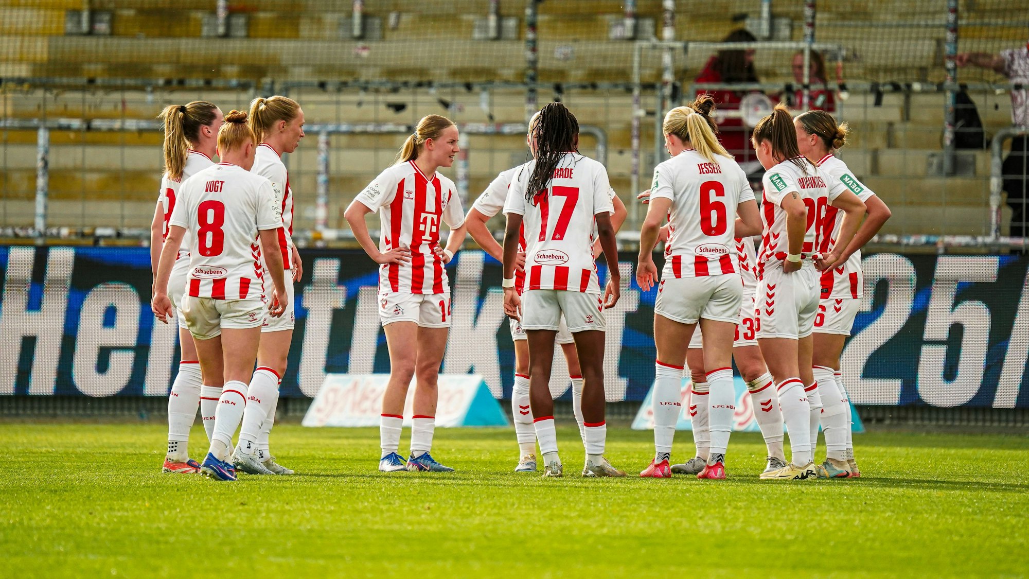 Die Spielerinnen des 1. FC Köln stehen zusammen.