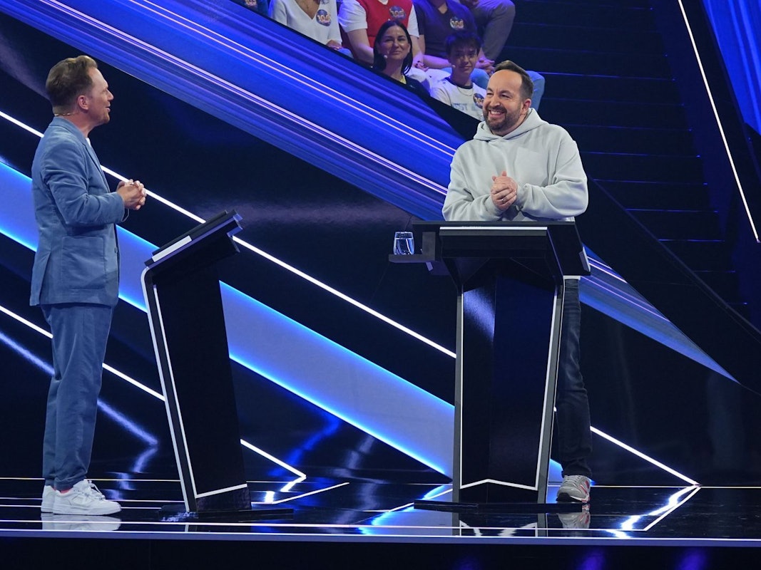 Comedian Ralf Schmitz befragt Einzelkandidat Sven. (Bild: RTL / Stefan Gregorowius)