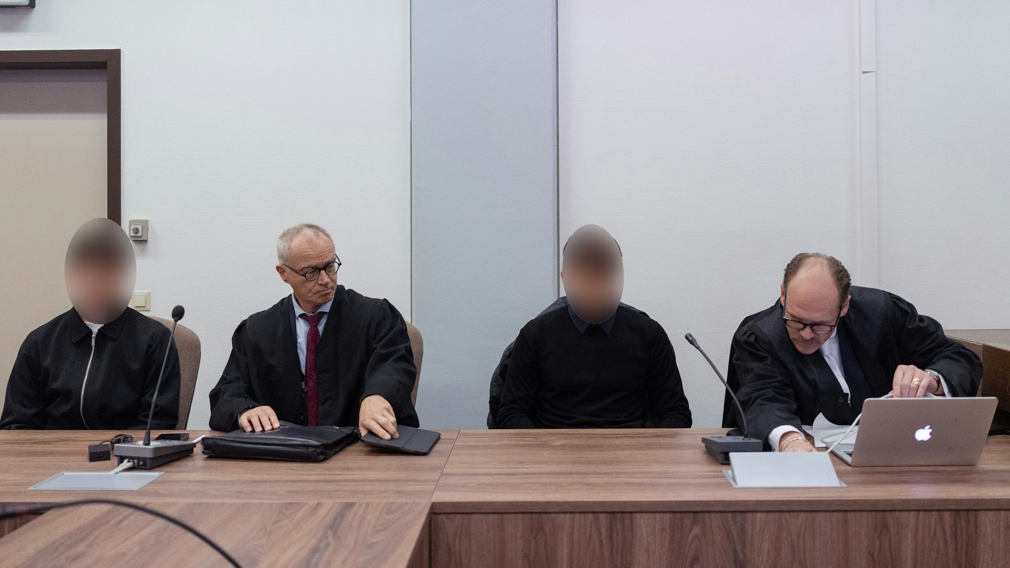 Die beiden ehemaligen Nachwuchsspieler des 1. FC Köln wurden zu mehrjährigen Haftstrafen verurteilt.