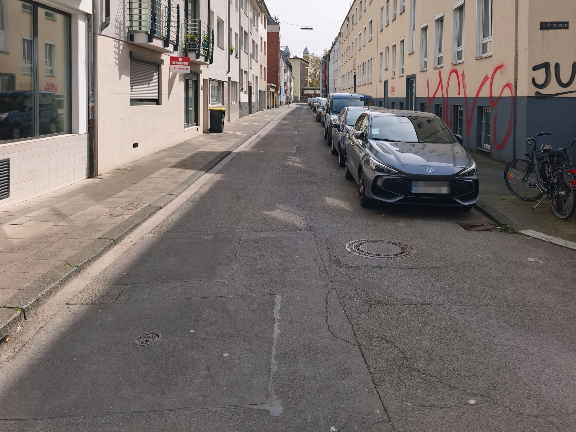 Das Bild zeigt die jahrelang gültige Parkplatzsituation in der „Großen Telegraphenstraße“. Die Parkplätze sollen nun entfallen, obwohl die Durchfahrt auch für große Fahrzeuge möglich ist.