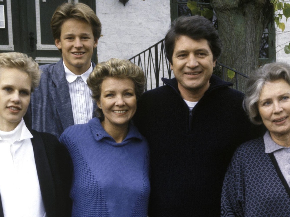 Über 25 Jahre zählte die Serie zu den beliebtesten im Vorabendprogramm: 1987 zog mit Dr. Karsten Mattiesen (Christian Quadflieg, zweiter von rechts) der erste „Landarzt“ mit seiner Familie ins fiktive Örtchen Deekelsen. (Bild: ZDF / Reginald Naumann)