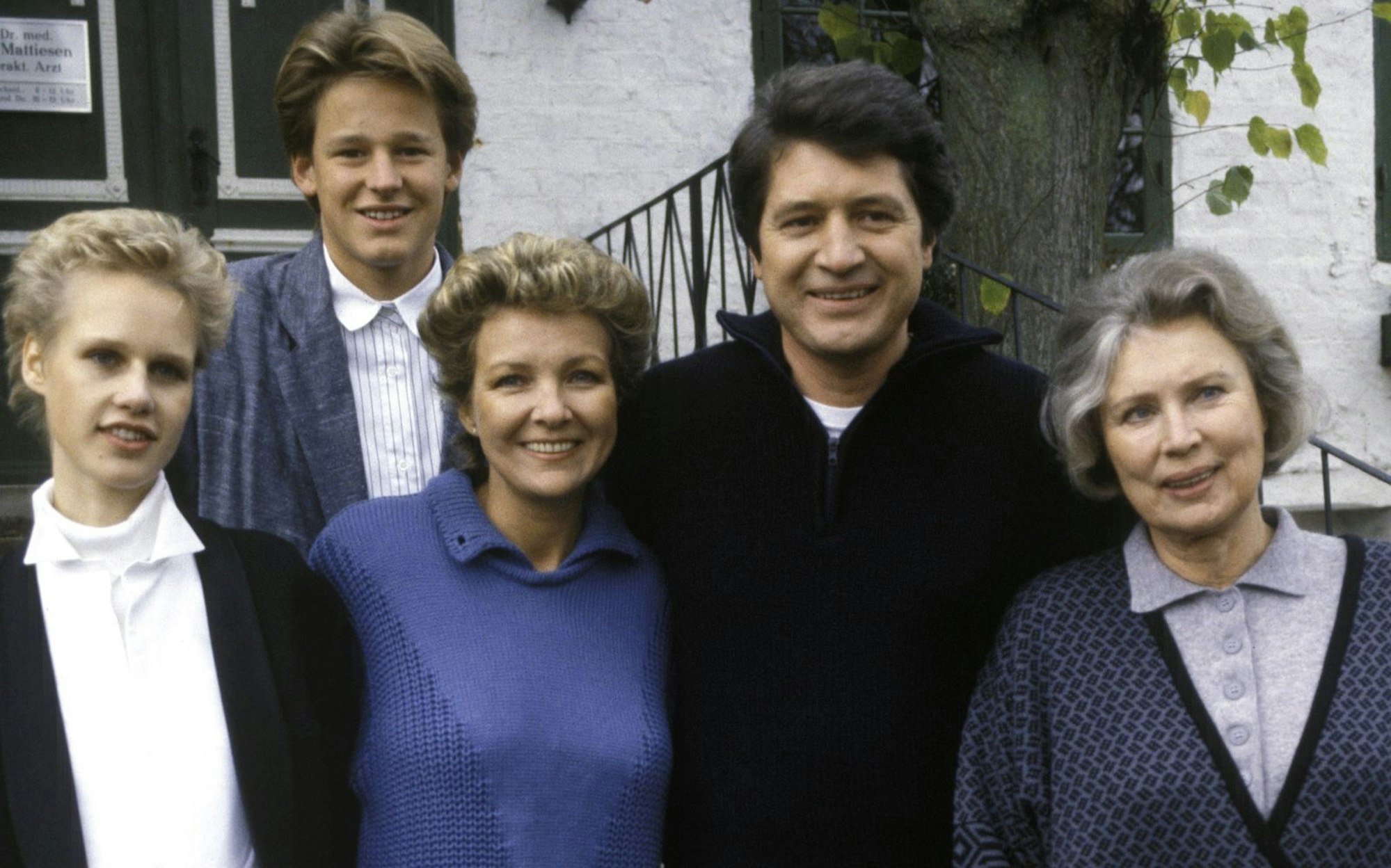Über 25 Jahre zählte die Serie zu den beliebtesten im Vorabendprogramm: 1987 zog mit Dr. Karsten Mattiesen (Christian Quadflieg, zweiter von rechts) der erste „Landarzt“ mit seiner Familie ins fiktive Örtchen Deekelsen. (Bild: ZDF / Reginald Naumann)