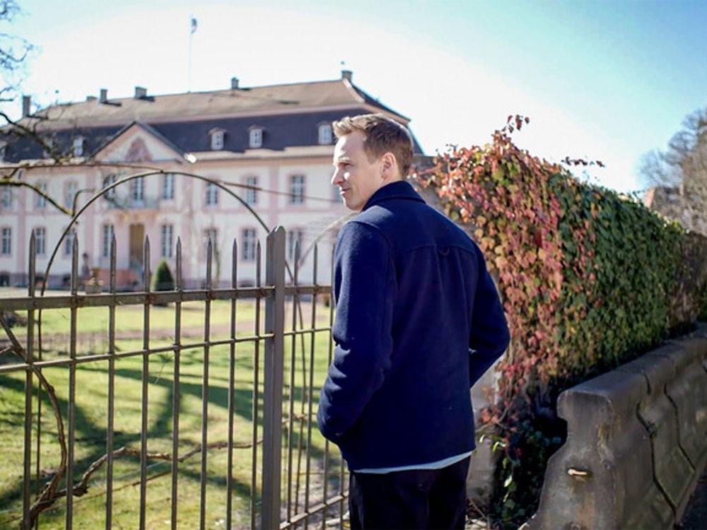 Jochen Breyer erkundet die „geheime Welt des Adels“ in Deutschland. (Bild: ZDF/Nicolai Mehring)