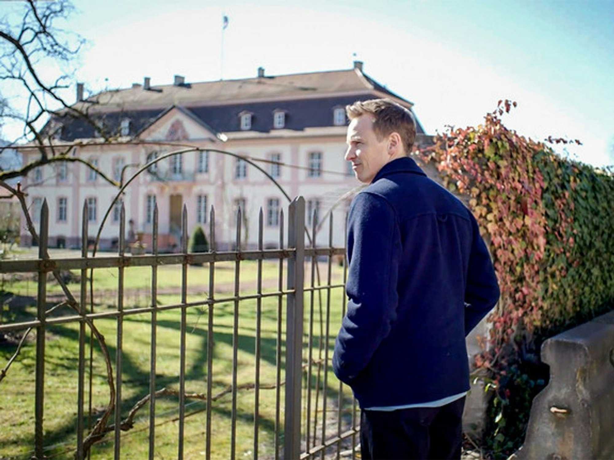 Jochen Breyer erkundet die „geheime Welt des Adels“ in Deutschland. (Bild: ZDF/Nicolai Mehring)