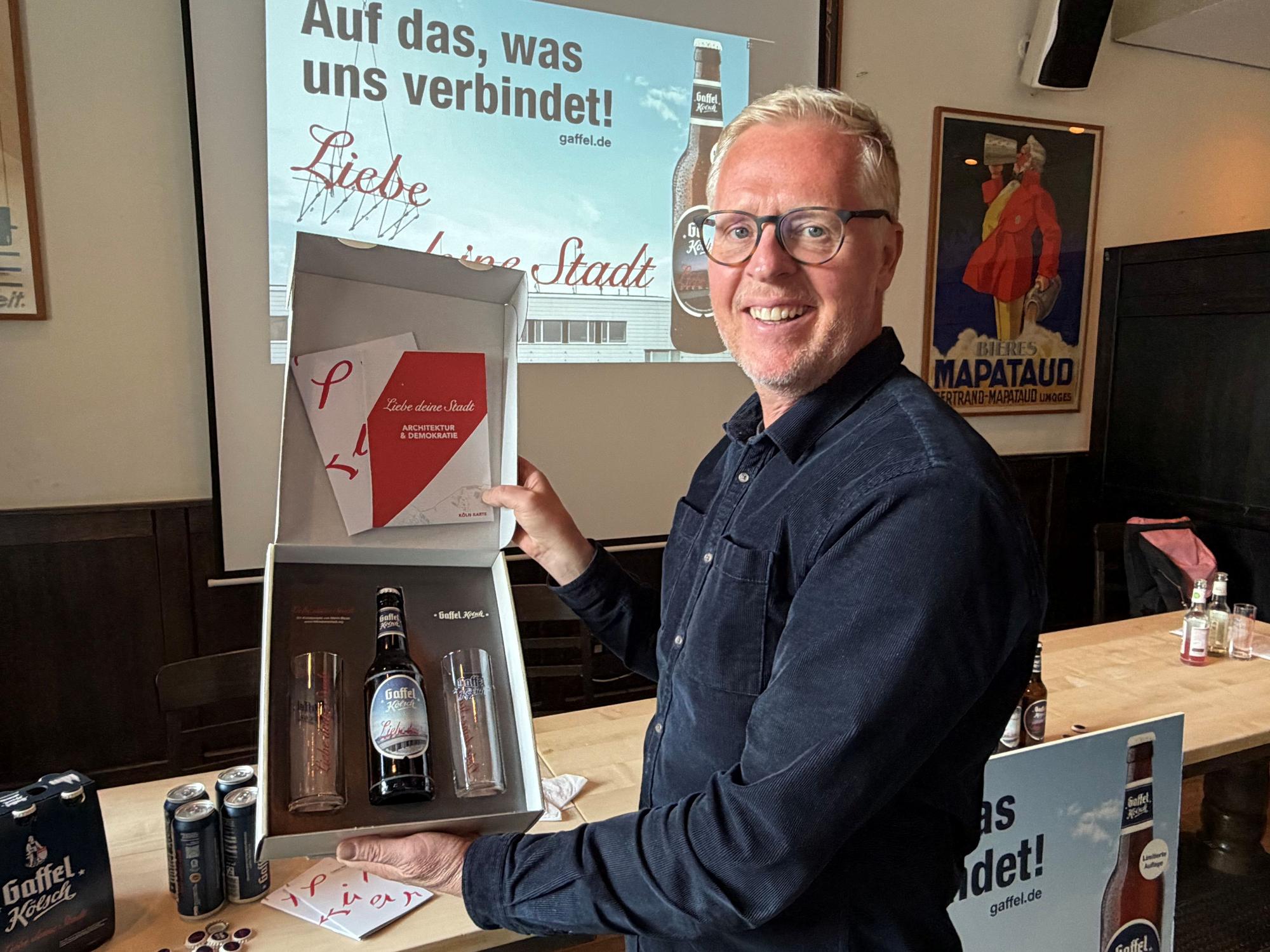 Thomas Deloy zeigt die Gaffel-Geschenkbox.