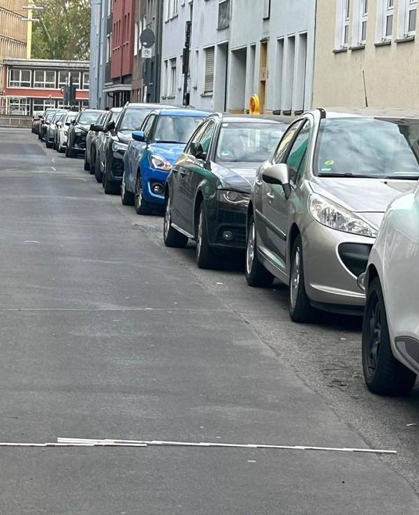 Mit Maßband, Kamera und Notizblock zogen Christof Preiß und Andreas Benez am 12. April 2026 – einen Tag vor dem angekündigten Rückbau – durch die betroffenen Straßen im Griechenmarktveedel.