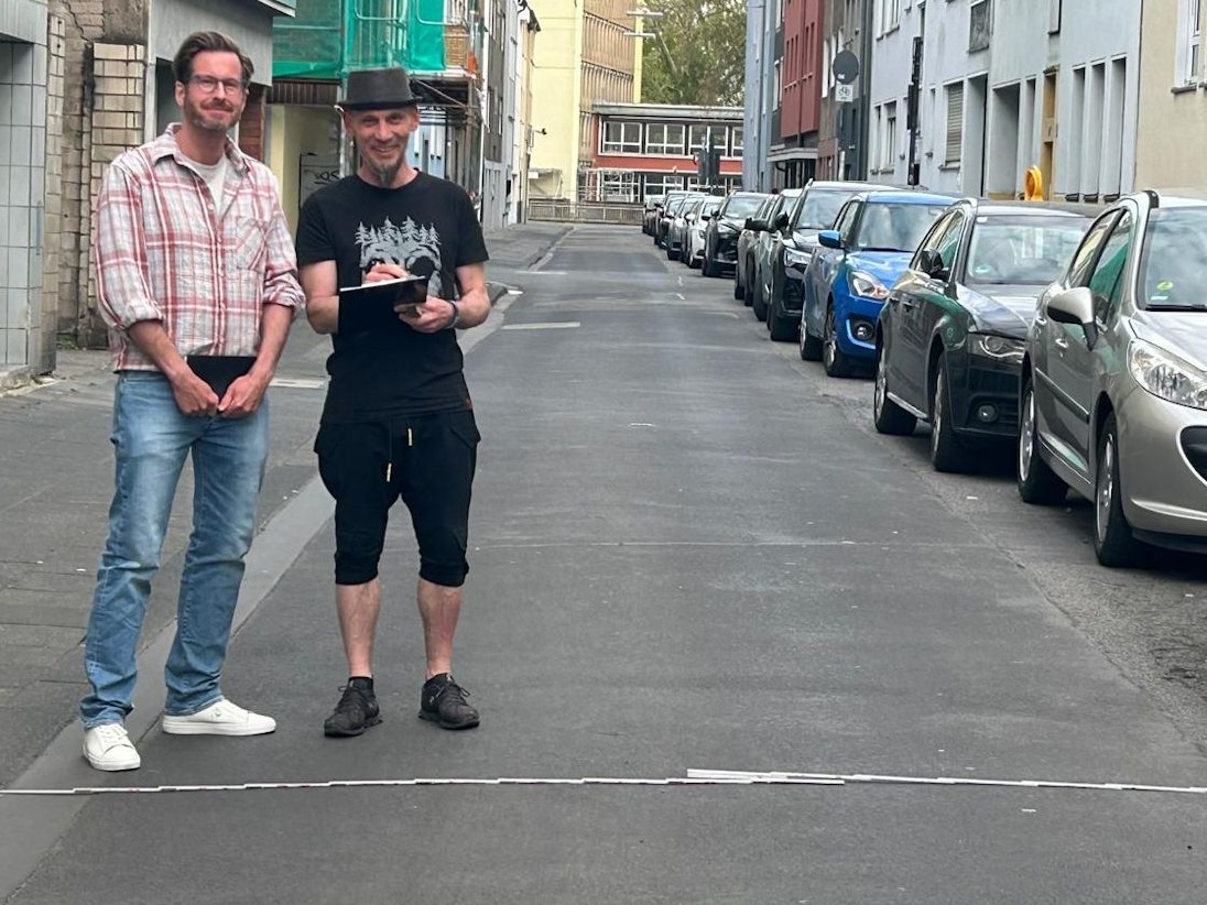 Mit Maßband, Kamera und Notizblock zogen Christof Preiß und Andreas Benez am 12. April 2026 – einen Tag vor dem angekündigten Rückbau – durch die betroffenen Straßen im Griechenmarktveedel.