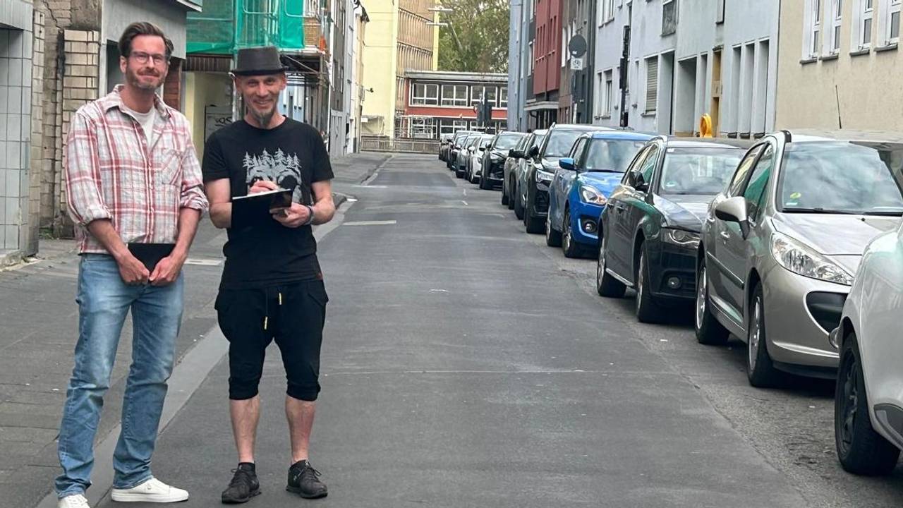 Mit Maßband, Kamera und Notizblock zogen Christof Preiß und Andreas Benez am 12. April 2026 – einen Tag vor dem angekündigten Rückbau – durch die betroffenen Straßen im Griechenmarktveedel.