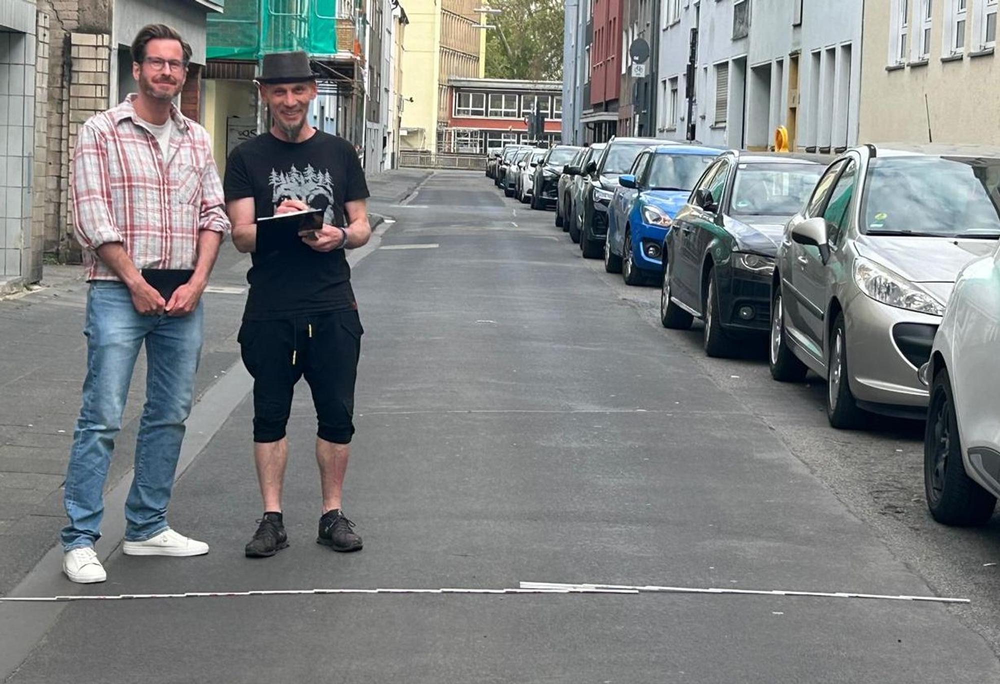Mit Maßband, Kamera und Notizblock zogen Christof Preiß und Andreas Benez am 12. April 2026 – einen Tag vor dem angekündigten Rückbau – durch die betroffenen Straßen im Griechenmarktveedel.