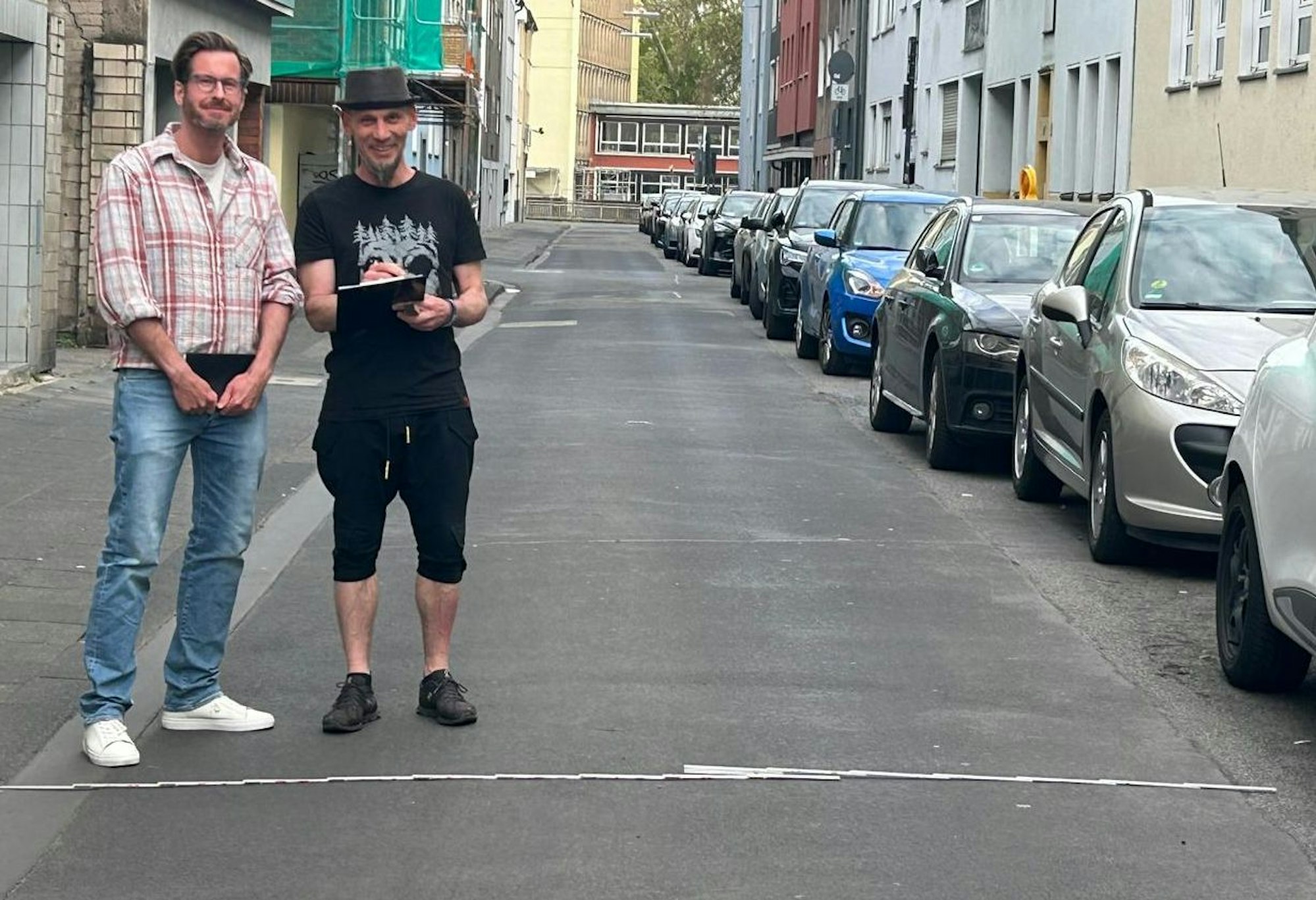 Mit Maßband, Kamera und Notizblock zogen Christof Preiß und Andreas Benez am 12. April 2026 – einen Tag vor dem angekündigten Rückbau – durch die betroffenen Straßen im Griechenmarktveedel.