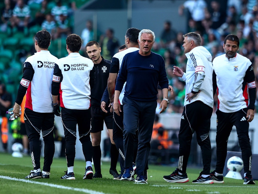 Trainer Jose Mourinho und Betreuer am Seitenrand.