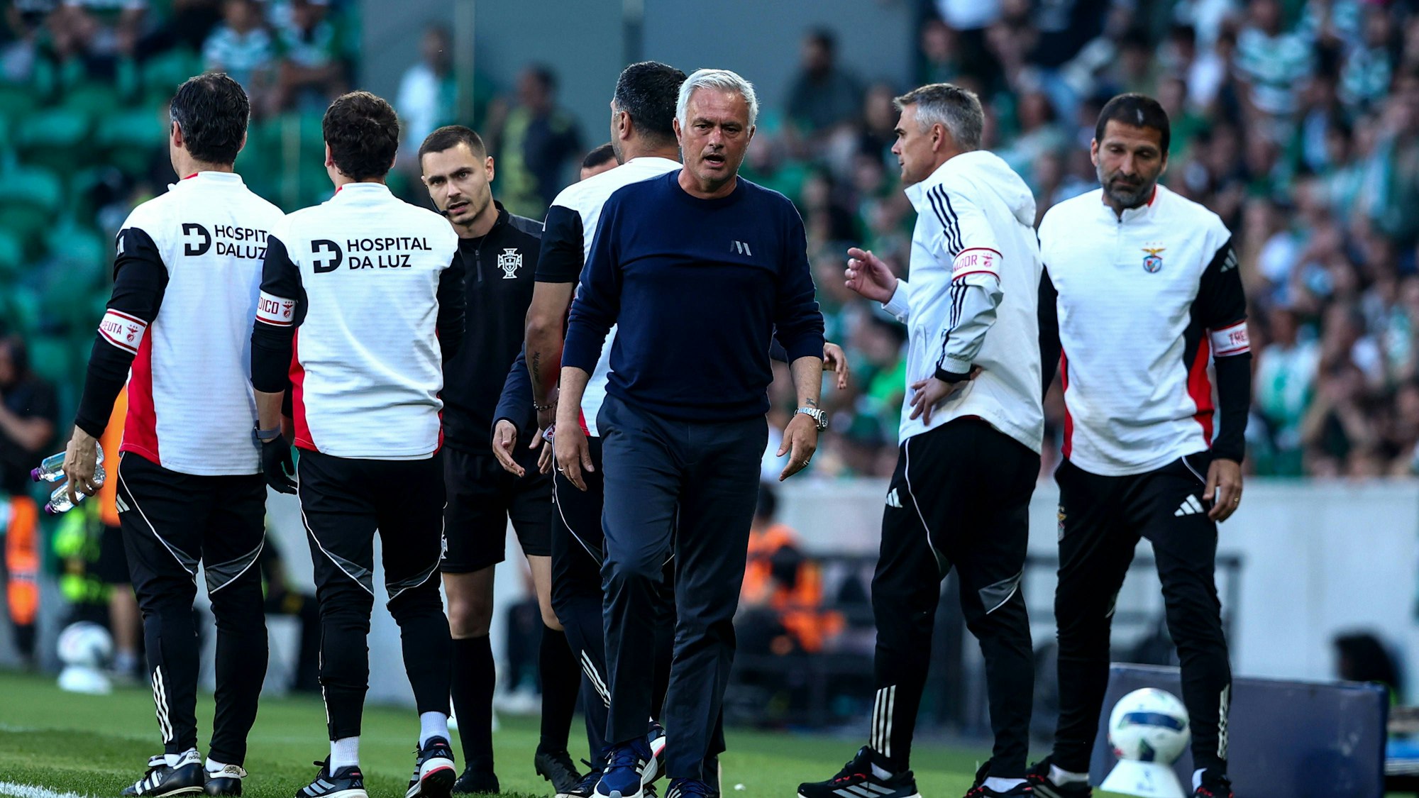 Trainer Jose Mourinho und Betreuer am Seitenrand.