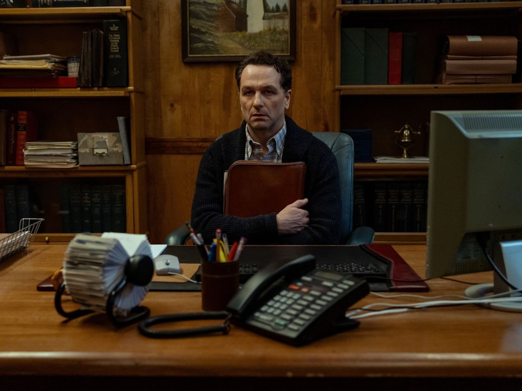 Keine Horrorgeschichte ist zu absurd, um wahr zu sein, wie der wenig respektierte Bürgermeister Tom Loftis (Matthew Rhys) am eigenen Leib erfährt. (Bild: © Apple TV/Robert Clark)