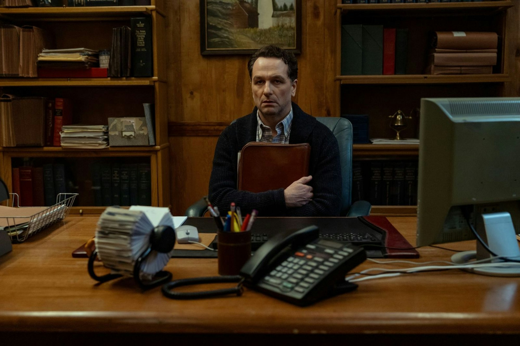 Keine Horrorgeschichte ist zu absurd, um wahr zu sein, wie der wenig respektierte Bürgermeister Tom Loftis (Matthew Rhys) am eigenen Leib erfährt. (Bild: © Apple TV/Robert Clark)