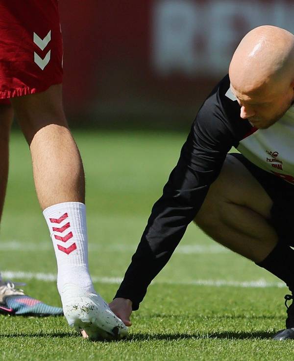 Im Training des 1. FC Köln guckt sich Trainer René Wagner die neuen Schuhe von Said El Mala an.