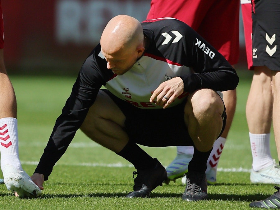 Im Training des 1. FC Köln guckt sich Trainer René Wagner die neuen Schuhe von Said El Mala an.