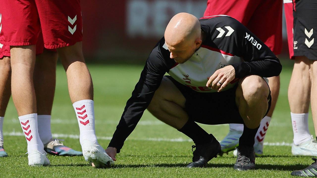 Im Training des 1. FC Köln guckt sich Trainer René Wagner die neuen Schuhe von Said El Mala an.