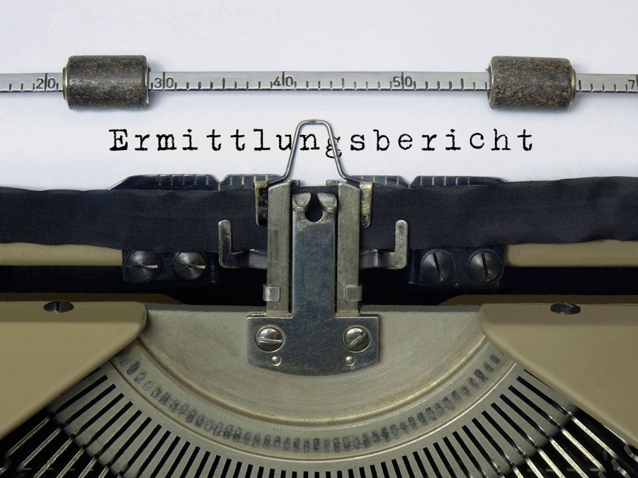 Schreibmaschine mit Schriftzug „Ermittlungsbericht“