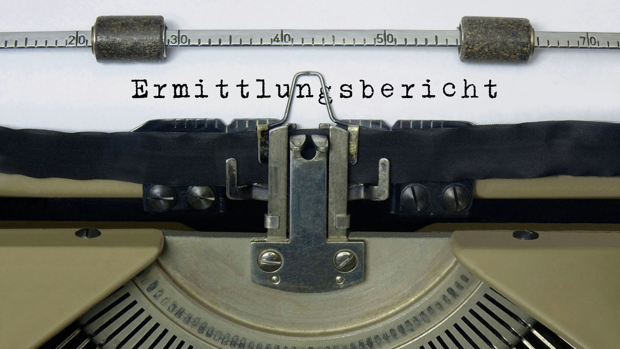 Schreibmaschine mit Schriftzug „Ermittlungsbericht“