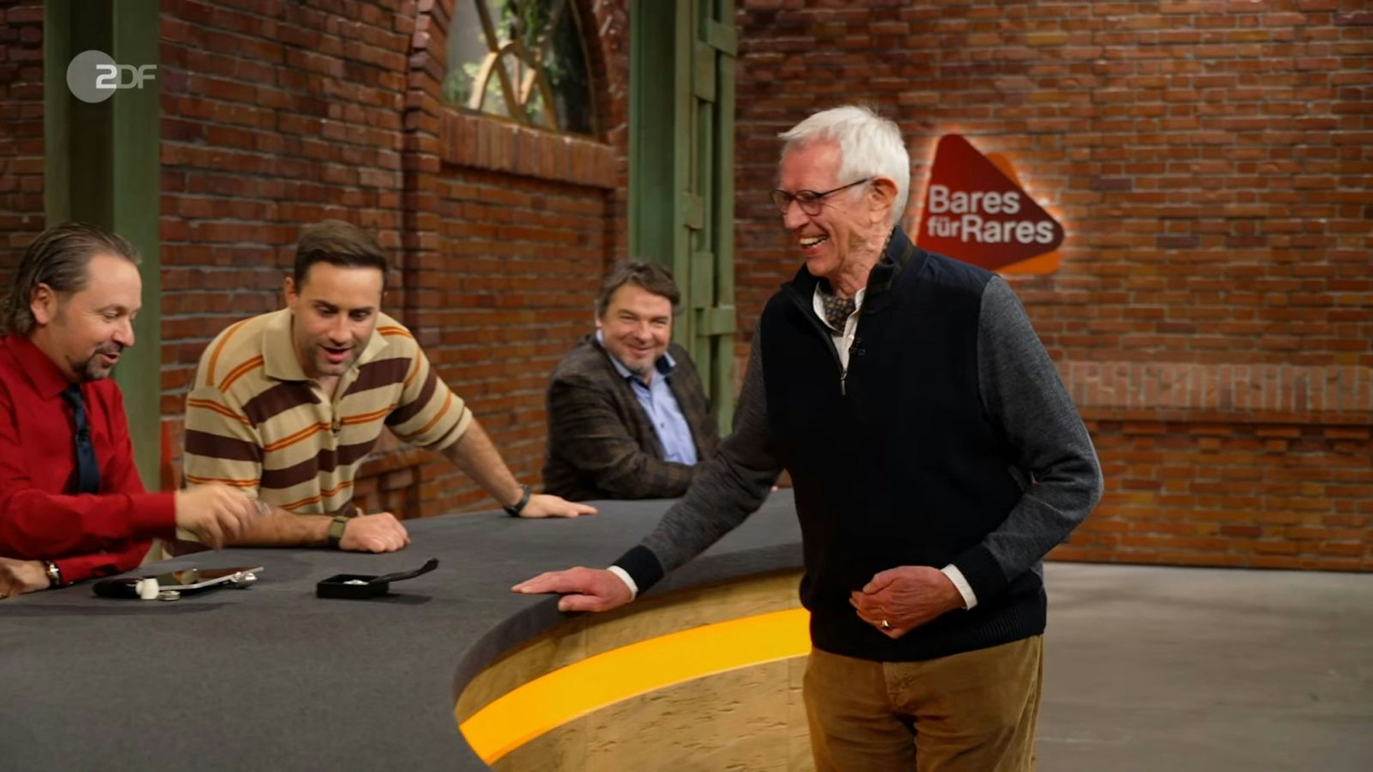 Hans-Otto dachte laut darüber nach, vor welchem Händler er seinen Schmuck am besten platzieren soll. (Bild: ZDF)