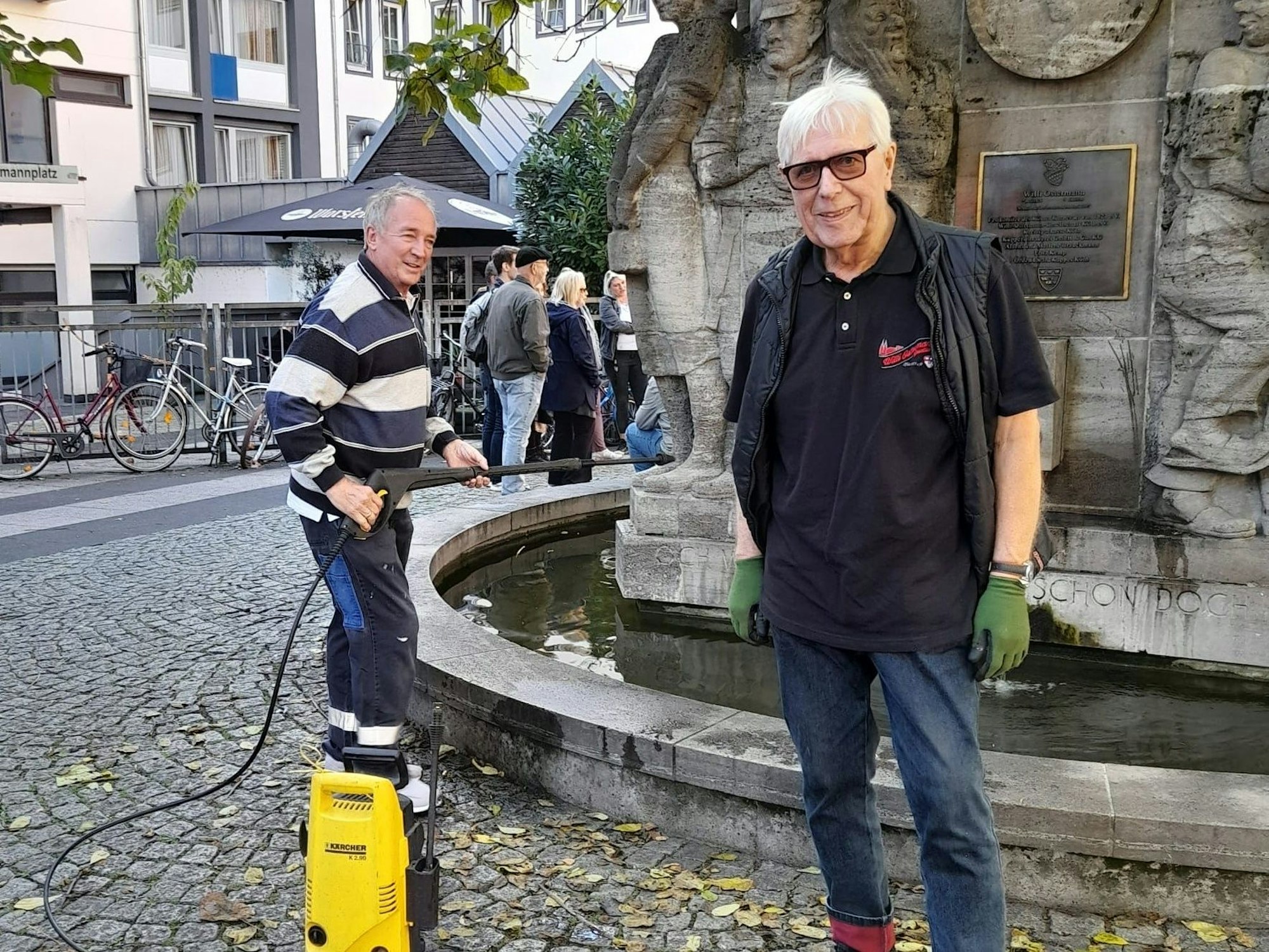 Paul Beck (l.) und Theo Andree beim Reinigen des Ostermann-Brunnens.