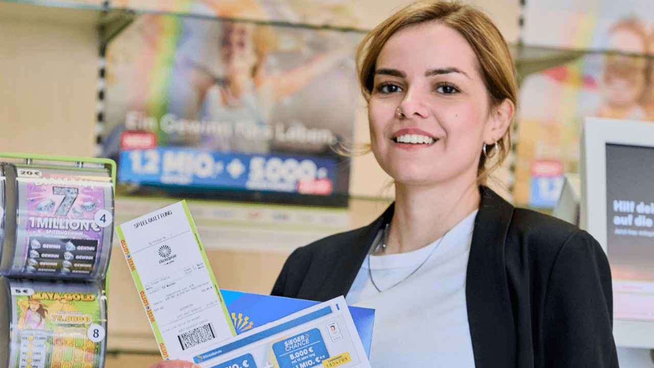 Eine Frau in einer WestLotto-Annahmestelle, die eine Spielquittung für ein Los der GlücksSpirale in der Hand hält.