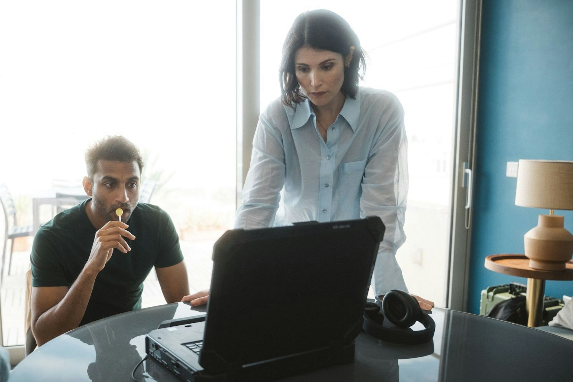 Kate Henderson (Gemma Arterton) und ihr engster Mitarbeiter Rav (Avi Nash) versuchen, sich einen Reim auf ihre Abhörergbnisse der Russen zu machen. (Bild: Potboiler Productions & All3Media International)