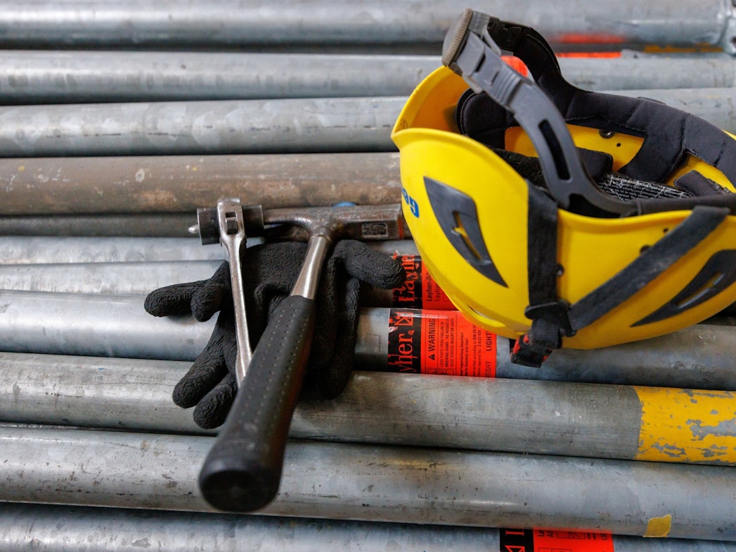 Werkzeug und Helm auf Baustelle